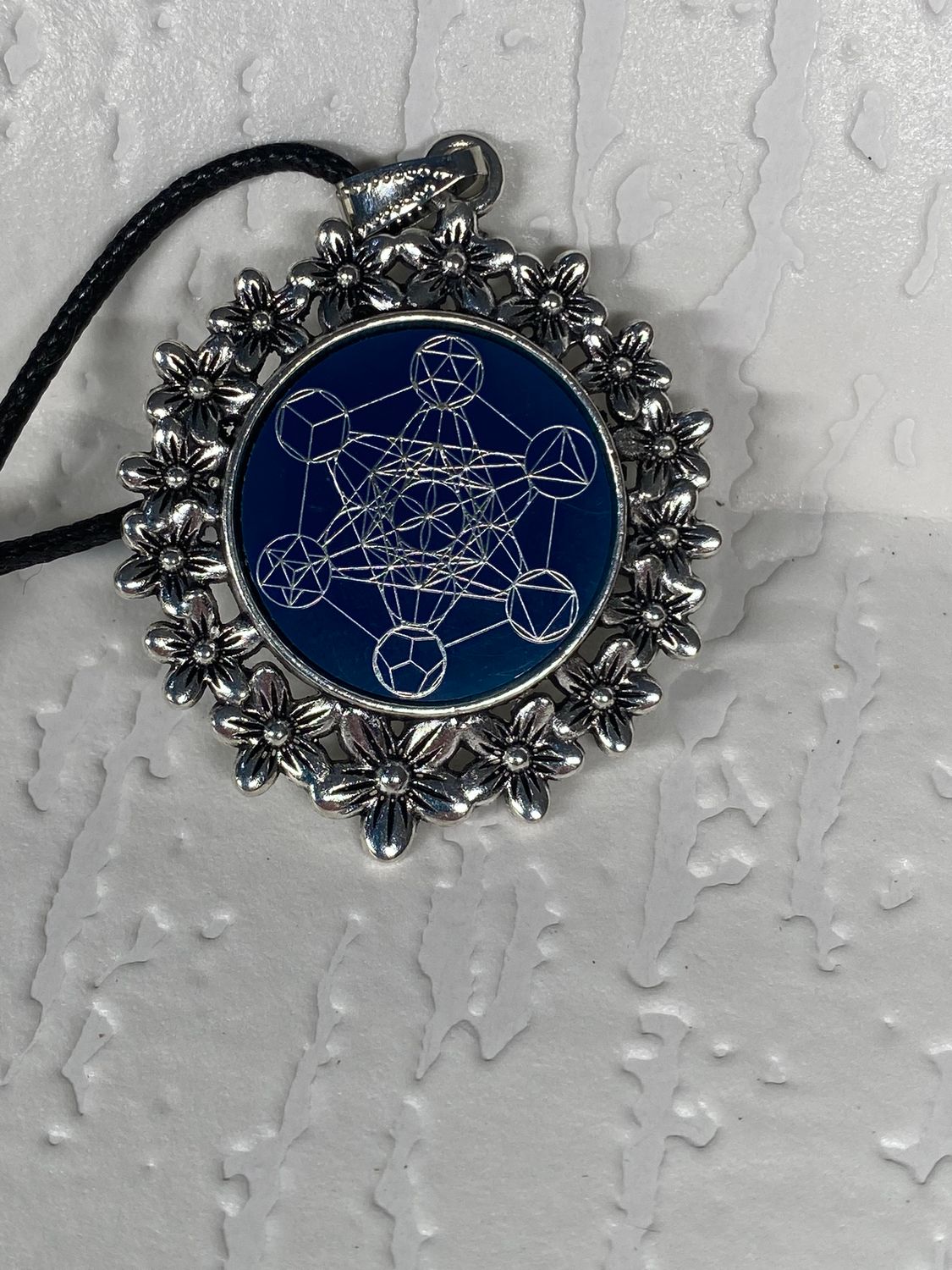 Amulett – silberfarben Blumenmuster mit Metatron Symbol – Produktansicht 1
