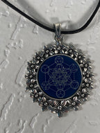 Amulett – silberfarben Blumenmuster mit Metatron Symbol – Produktansicht 1