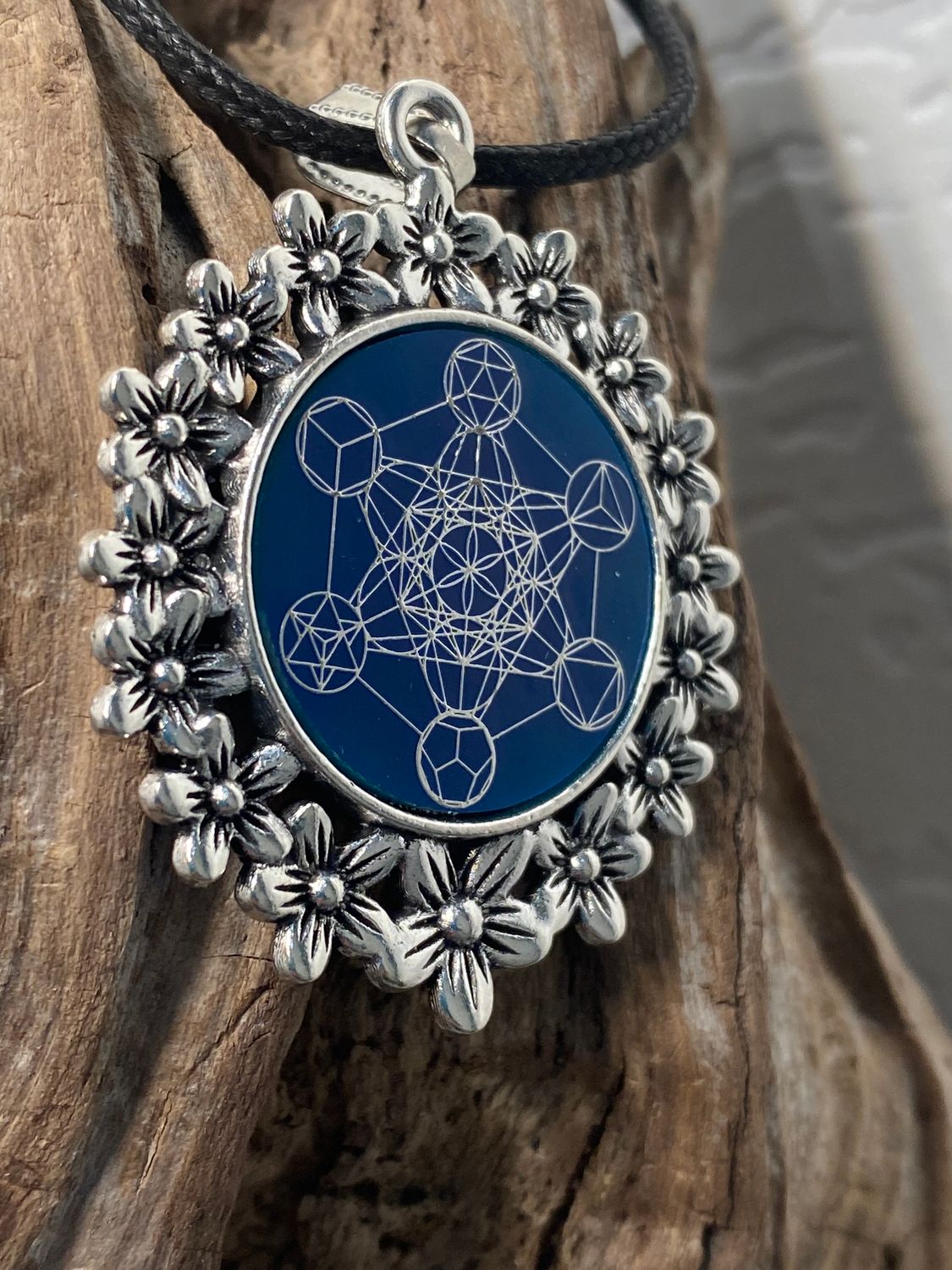 Amulett – silberfarben Blumenmuster mit Metatron Symbol – Produktansicht 1