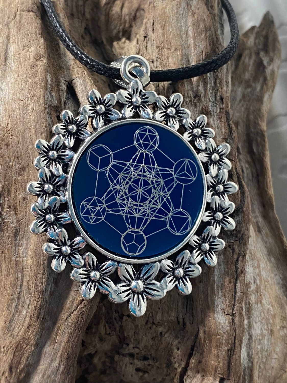 Amulett – silberfarben Blumenmuster mit Metatron Symbol – Produktansicht 1