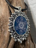 Amulett – silberfarben Blumenmuster mit Metatron Symbol – Produktansicht 1