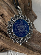 Amulett – silberfarben Blumenmuster mit Metatron Symbol – Produktansicht 1