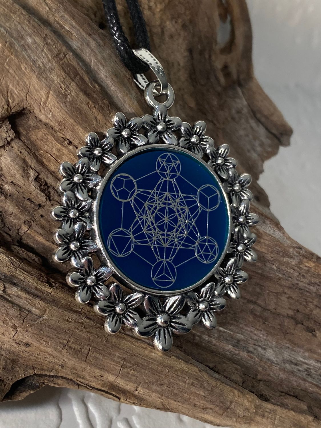 Amulett – silberfarben Blumenmuster mit Metatron Symbol – Produktansicht 1