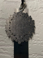 Amulett – silberfarben Blumenmuster mit Buddha Symbol – Produktansicht 1
