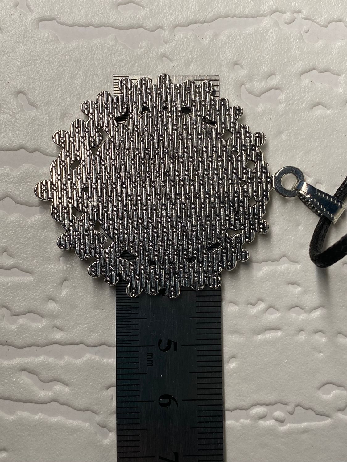 Amulett – silberfarben Blumenmuster mit Baum des Lebens Symbol – Produktansicht 1