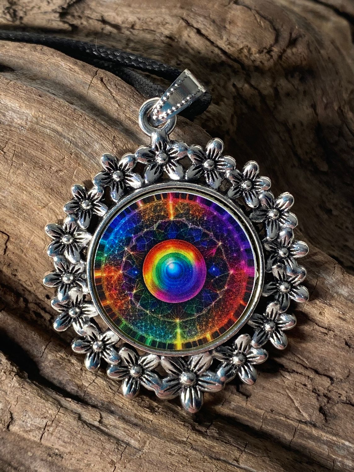 Amulett – silberfarben Blumenmuster mit Frequenz Portal Symbol – Produktansicht 1