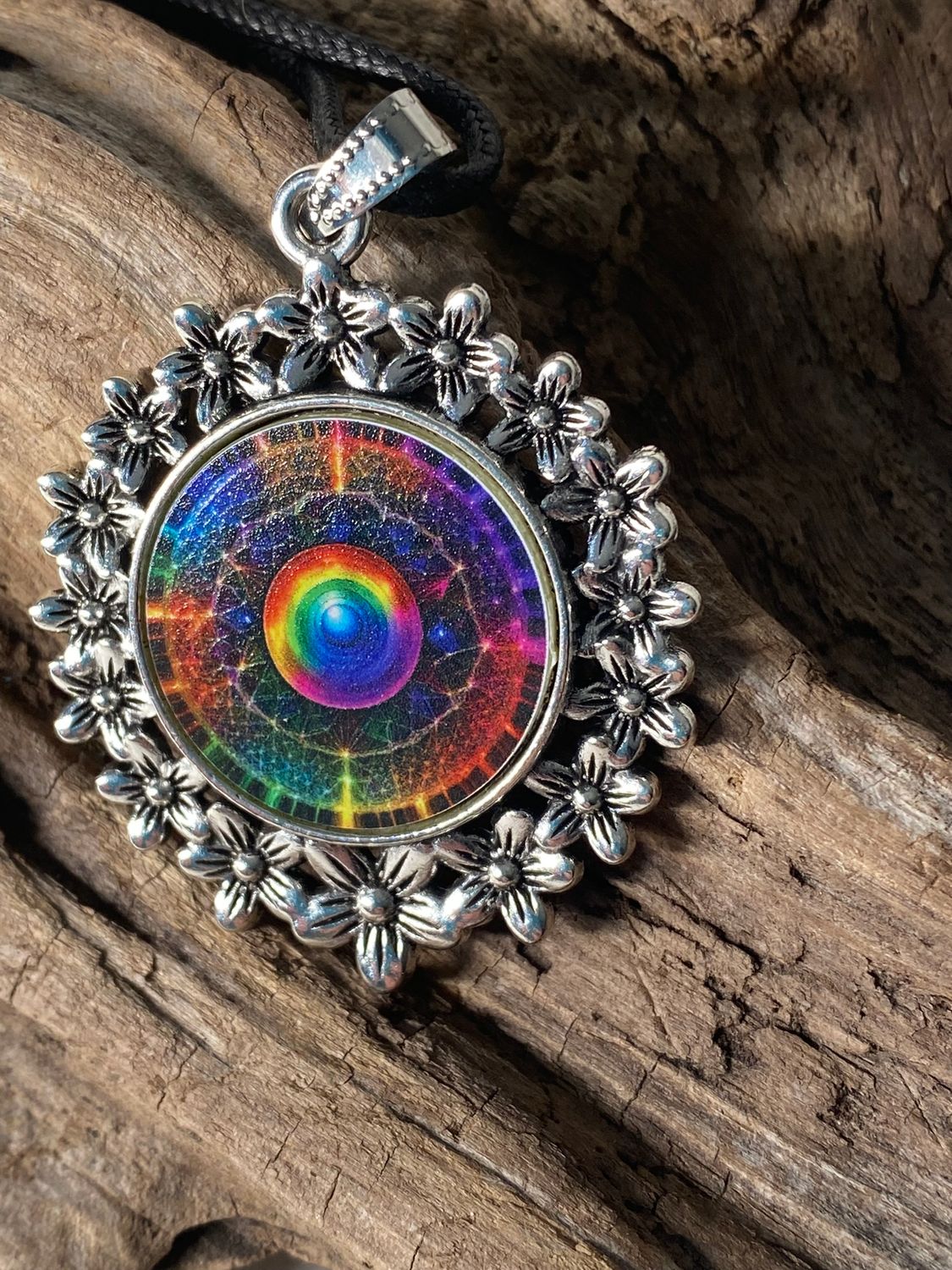 Amulett – silberfarben Blumenmuster mit Frequenz Portal Symbol – Produktansicht 1