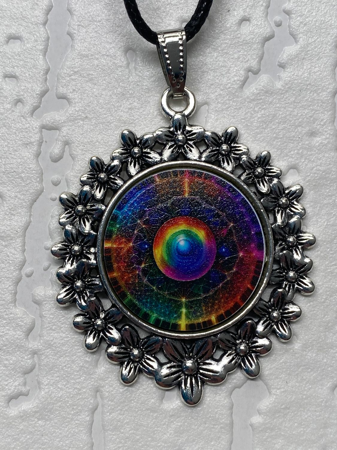 Amulett – silberfarben Blumenmuster mit Frequenz Portal Symbol – Produktansicht 1