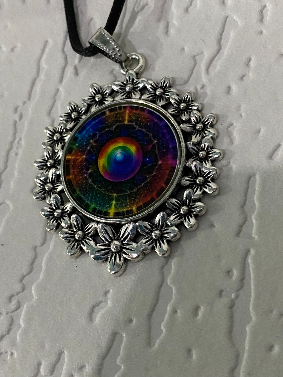 Amulett – silberfarben Blumenmuster mit Frequenz Portal Symbol – Produktansicht 1