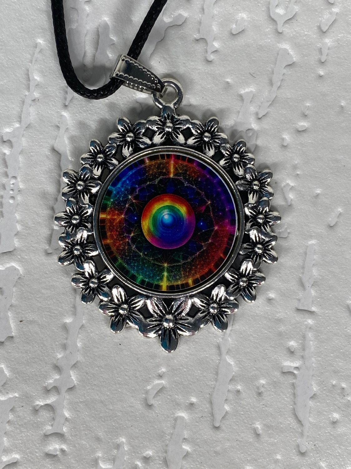 Amulett – silberfarben Blumenmuster mit Frequenz Portal Symbol – Produktansicht 1