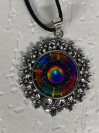 Amulett – silberfarben Blumenmuster mit Frequenz Portal Symbol – Produktansicht 1