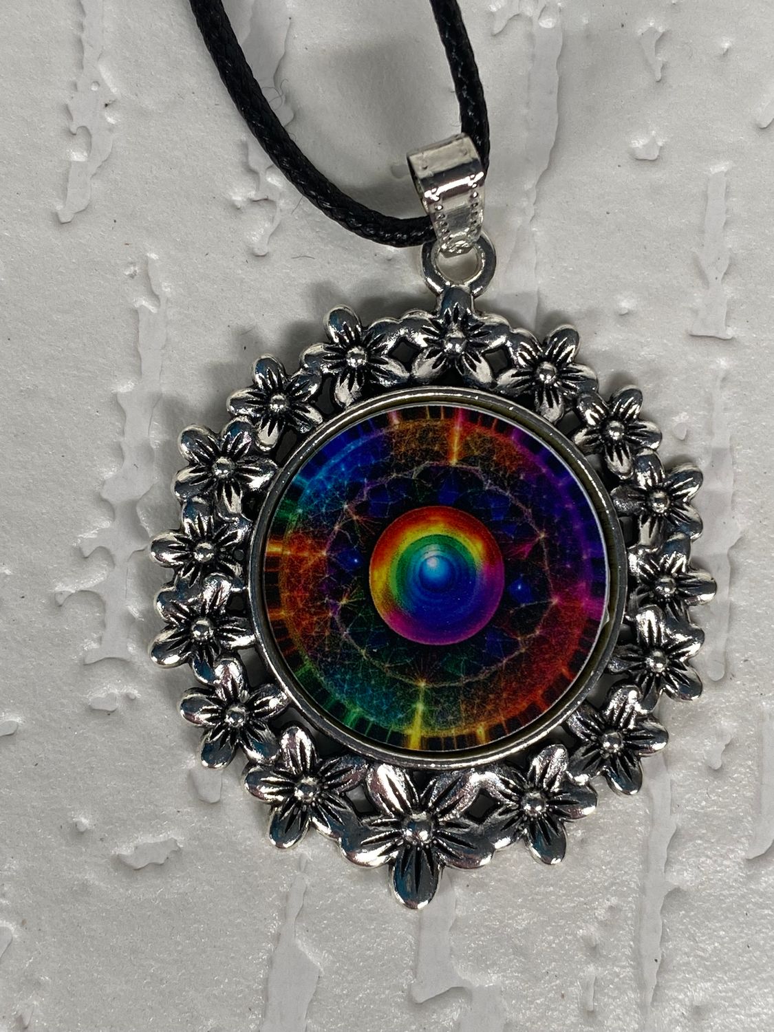 Amulett – silberfarben Blumenmuster mit Frequenz Portal Symbol – Produktansicht 1