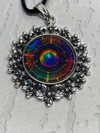 Amulett – silberfarben Blumenmuster mit Frequenz Portal Symbol – Produktansicht 1