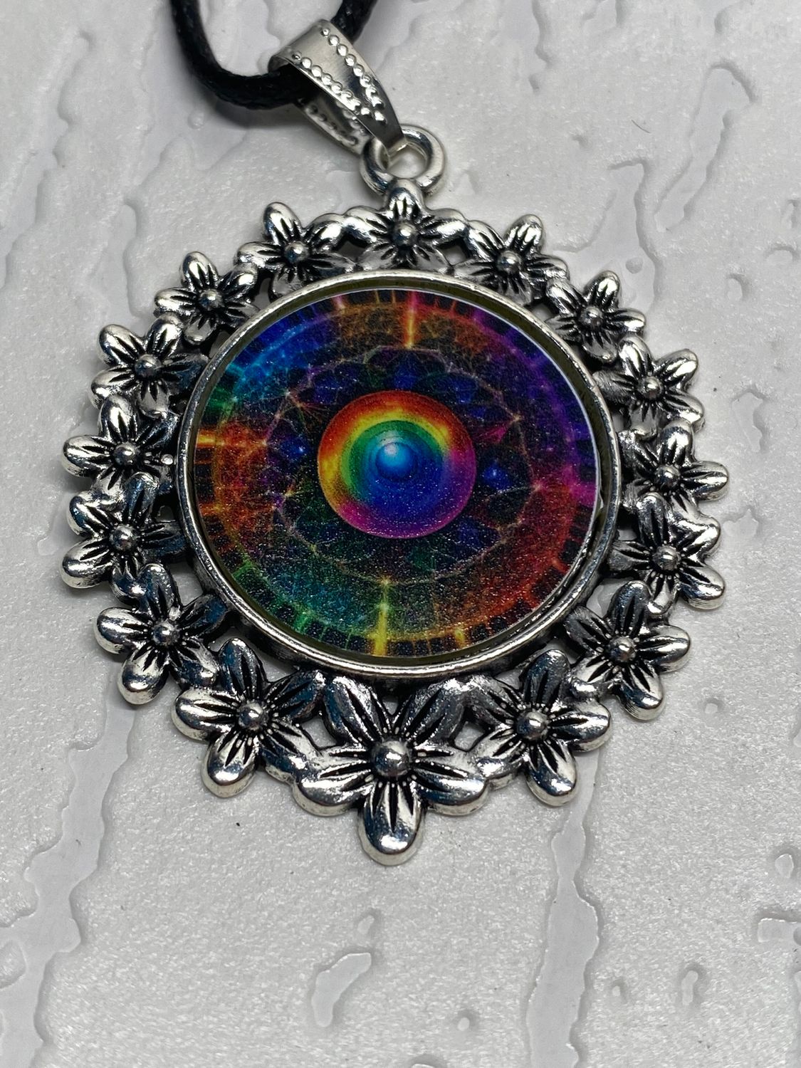 Amulett – silberfarben Blumenmuster mit Frequenz Portal Symbol – Produktansicht 1