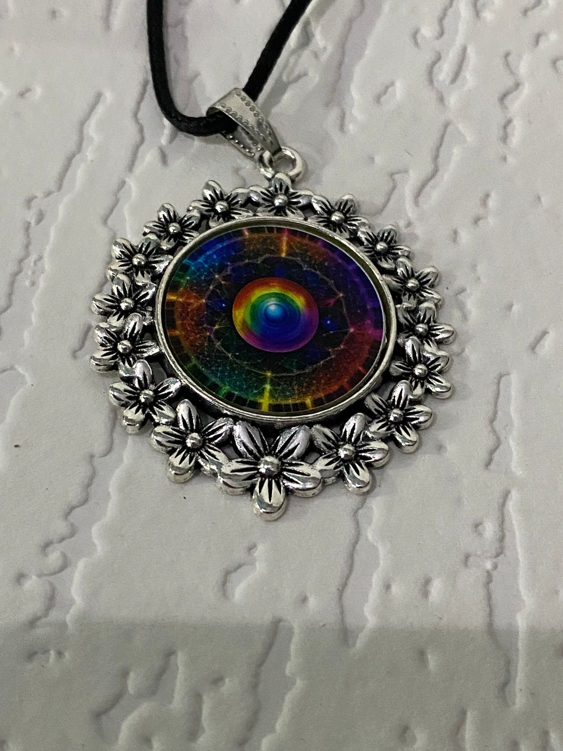 Amulett – silberfarben Blumenmuster mit Frequenz Portal Symbol – Produktansicht 1