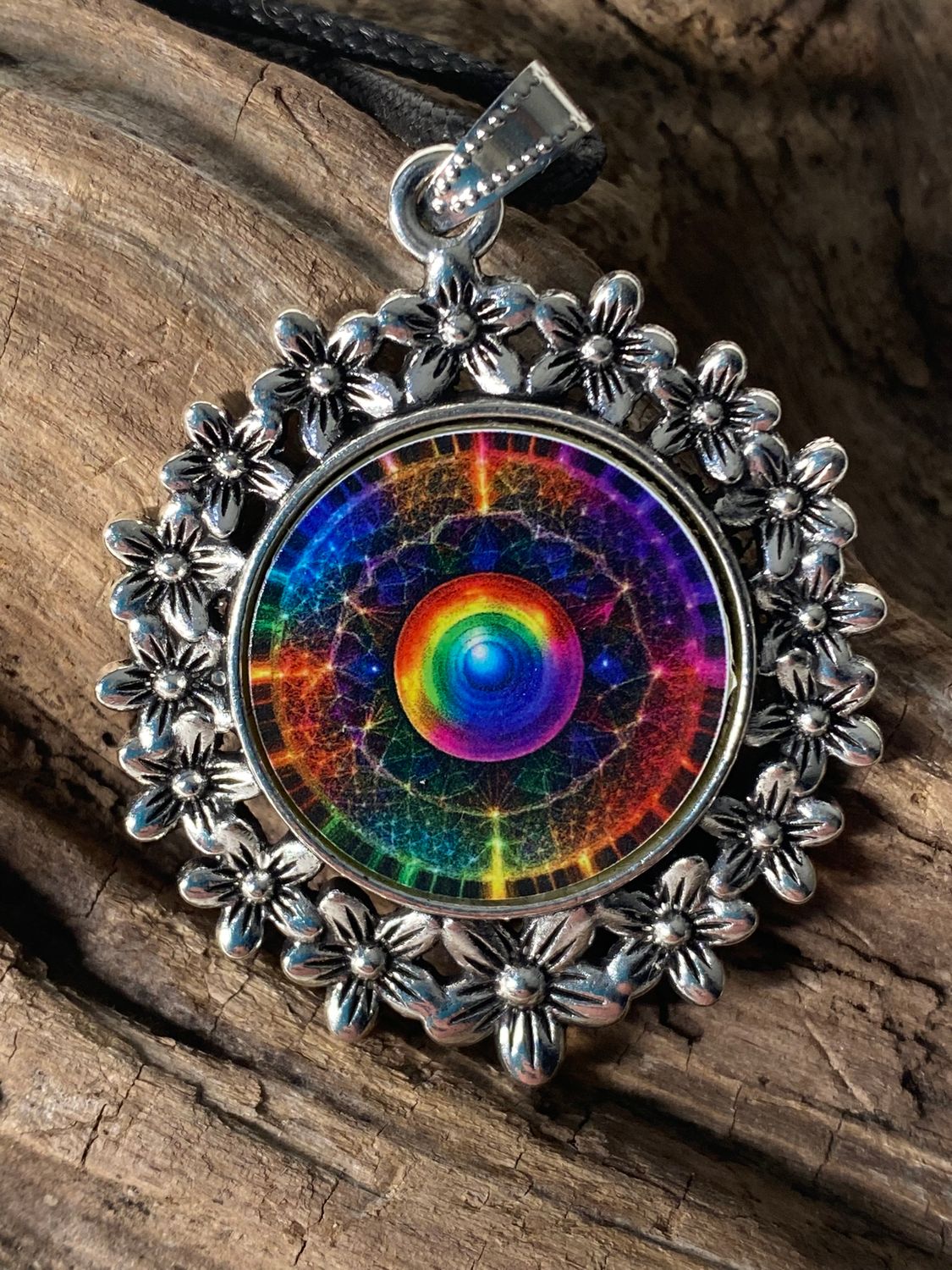 Amulett – silberfarben Blumenmuster mit Frequenz Portal Symbol – Produktansicht 1