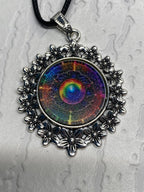 Amulett – silberfarben Blumenmuster mit Frequenz Portal Symbol – Produktansicht 1