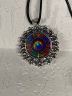 Amulett – silberfarben Blumenmuster mit Frequenz Portal Symbol – Produktansicht 1