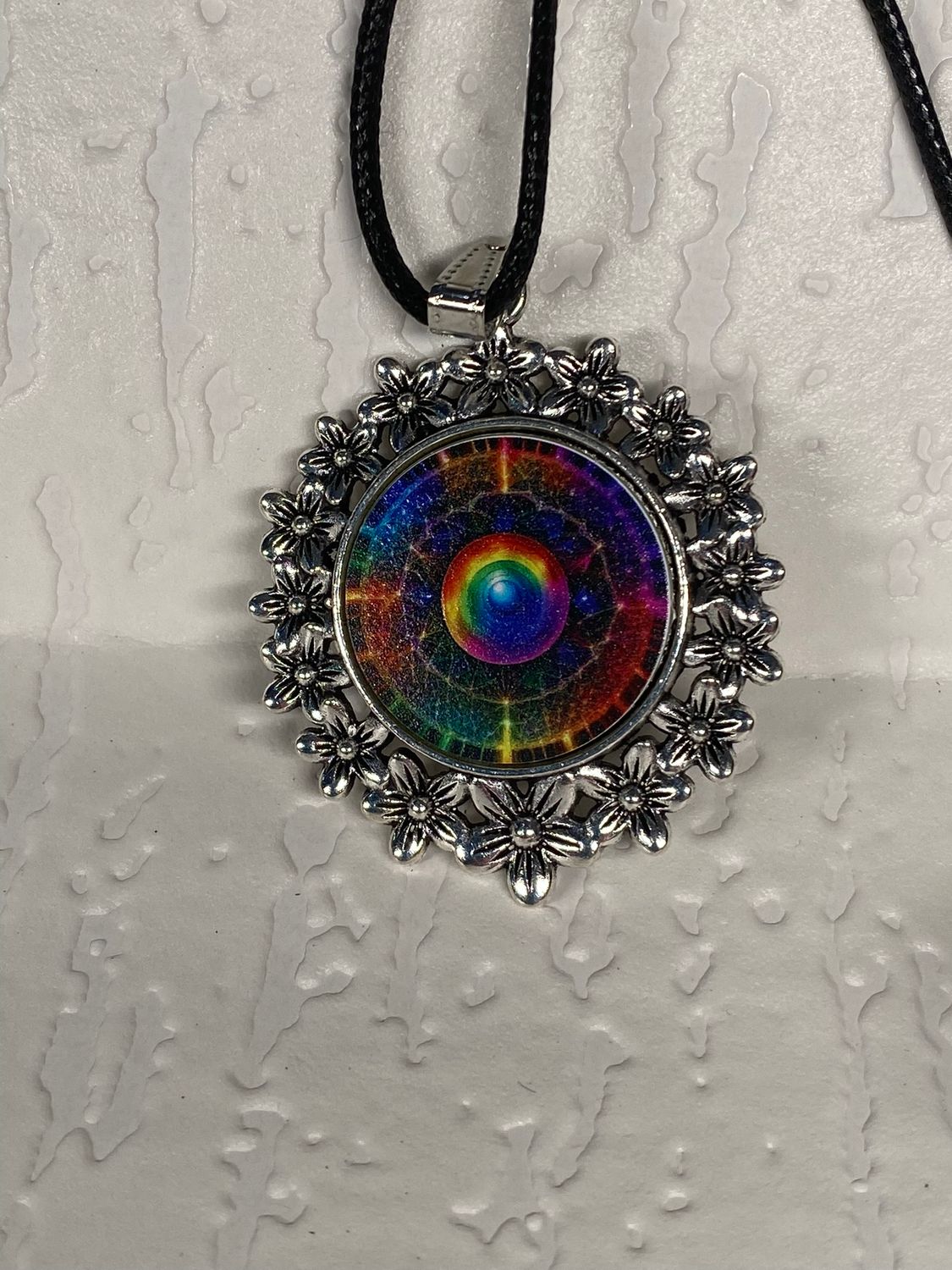 Amulett – silberfarben Blumenmuster mit Frequenz Portal Symbol – Produktansicht 1
