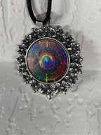 Amulett – silberfarben Blumenmuster mit Frequenz Portal Symbol – Produktansicht 1