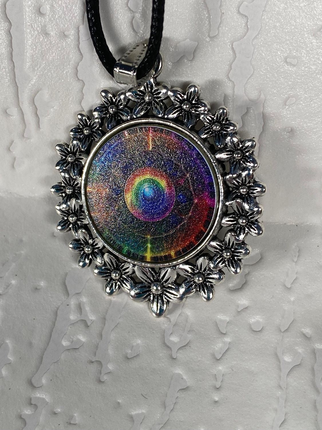 Amulett – silberfarben Blumenmuster mit Frequenz Portal Symbol – Produktansicht 1