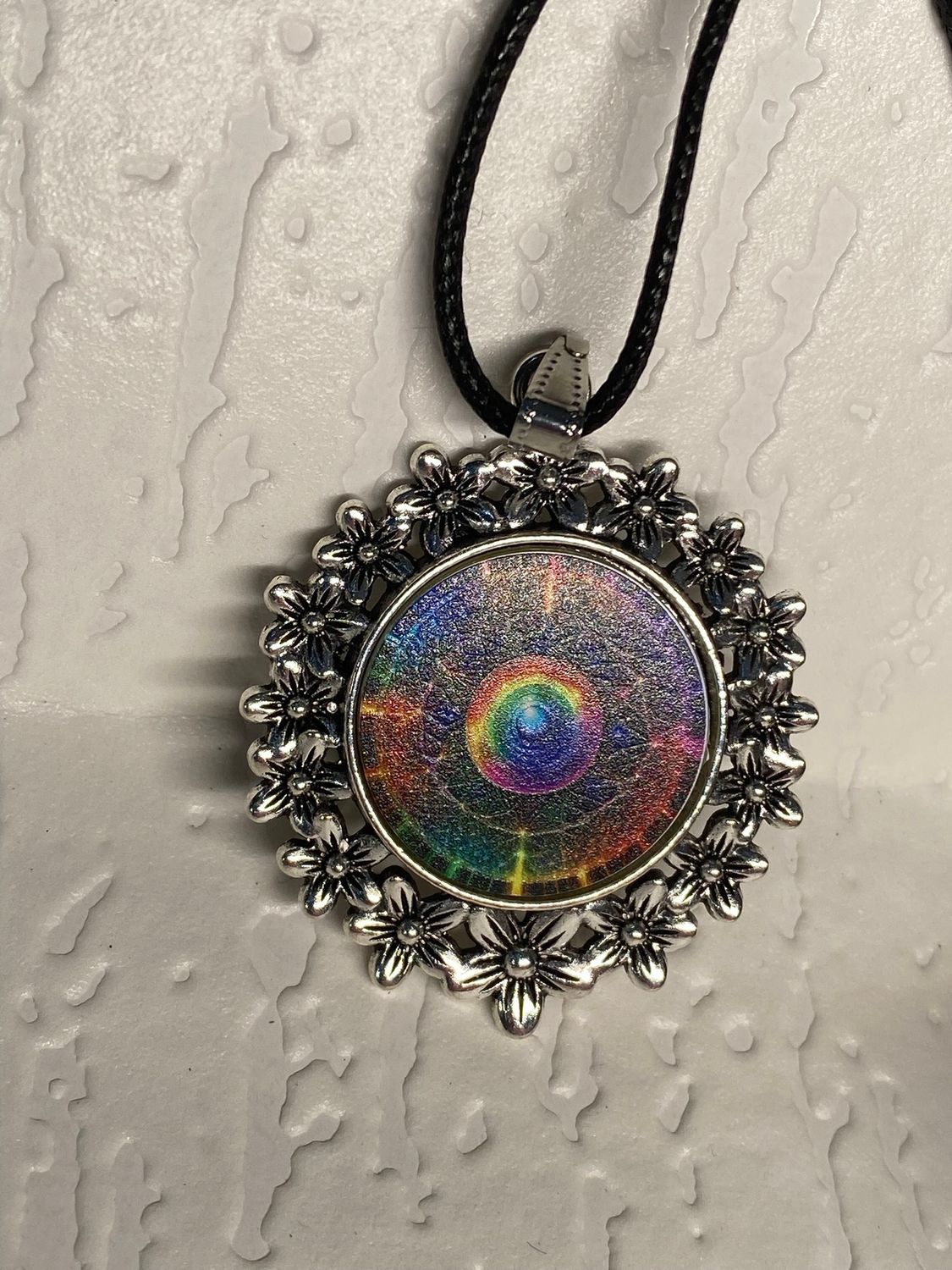 Amulett – silberfarben Blumenmuster mit Frequenz Portal Symbol – Produktansicht 1