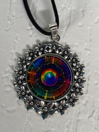 Amulett – silberfarben Blumenmuster mit Frequenz Portal Symbol – Produktansicht 1