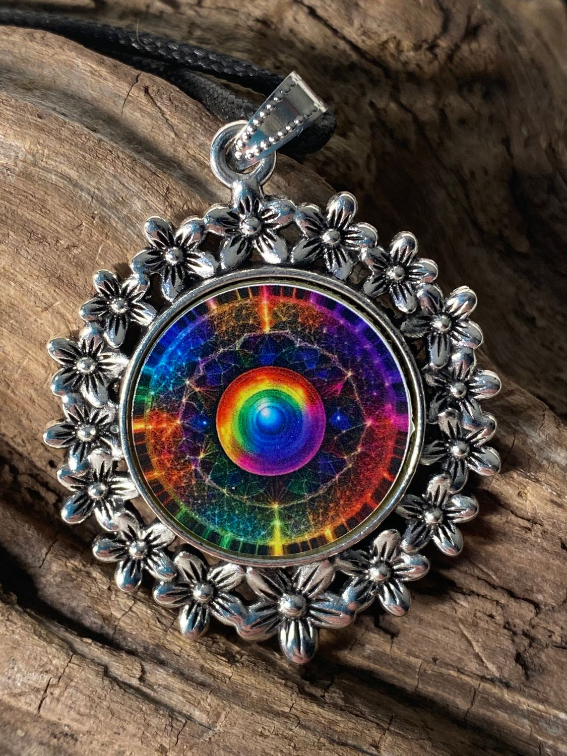 Amulett – silberfarben Blumenmuster mit Frequenz Portal Symbol – Produktansicht 1