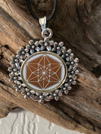 Amulett – silberfarben Blumenmuster mit Vector Equilibrium Symbol – Produktansicht 1