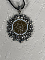 Amulett – silberfarben Blumenmuster mit Vector Equilibrium Symbol – Produktansicht 1