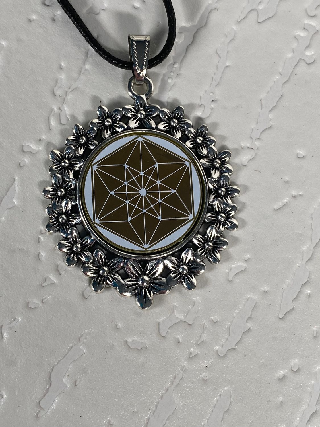 Amulett – silberfarben Blumenmuster mit Vector Equilibrium Symbol – Produktansicht 1