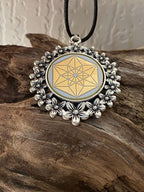 Amulett – silberfarben Blumenmuster mit Vector Equilibrium Symbol – Produktansicht 1