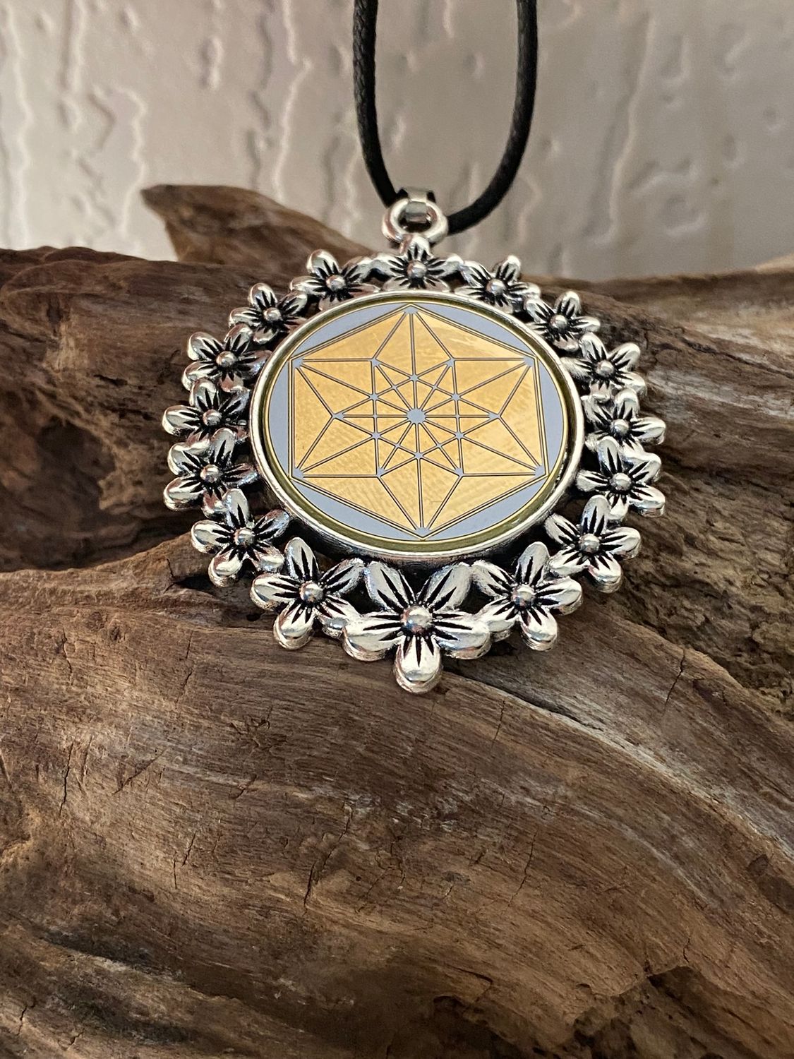 Amulett – silberfarben Blumenmuster mit Vector Equilibrium Symbol – Produktansicht 1