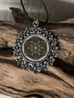 Amulett – silberfarben Blumenmuster mit Vector Equilibrium Symbol – Produktansicht 1