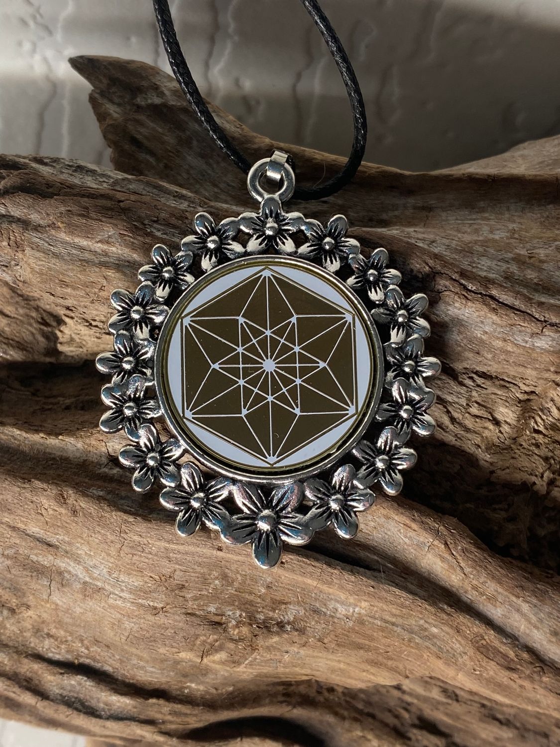 Amulett – silberfarben Blumenmuster mit Vector Equilibrium Symbol – Produktansicht 1