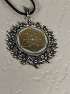 Amulett – silberfarben Blumenmuster mit Vector Equilibrium Symbol – Produktansicht 1