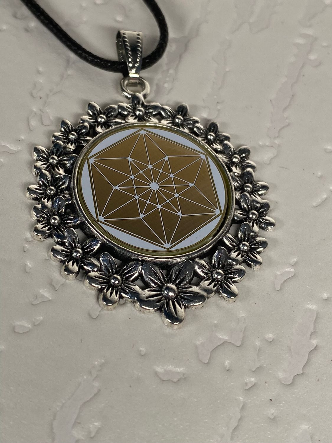 Amulett – silberfarben Blumenmuster mit Vector Equilibrium Symbol – Produktansicht 1