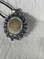 Amulett – silberfarben Blumenmuster mit Vector Equilibrium Symbol – Produktansicht 1