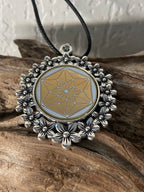 Amulett – silberfarben Blumenmuster mit Vector Equilibrium Symbol – Produktansicht 1