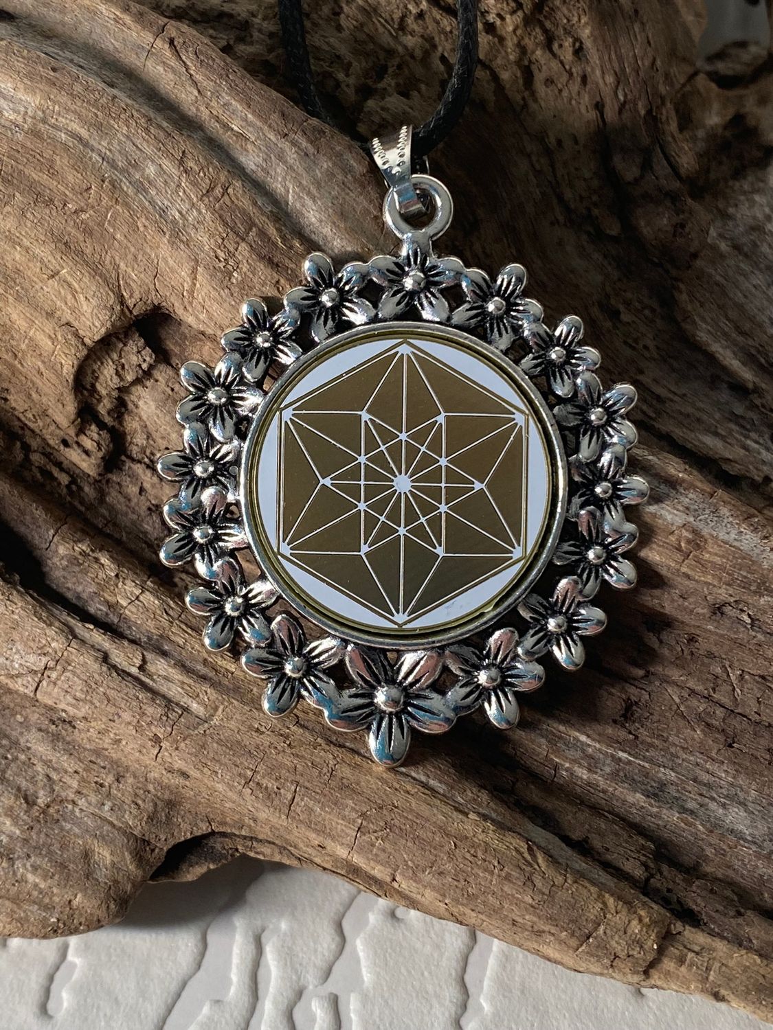 Amulett – silberfarben Blumenmuster mit Vector Equilibrium Symbol – Produktansicht 1
