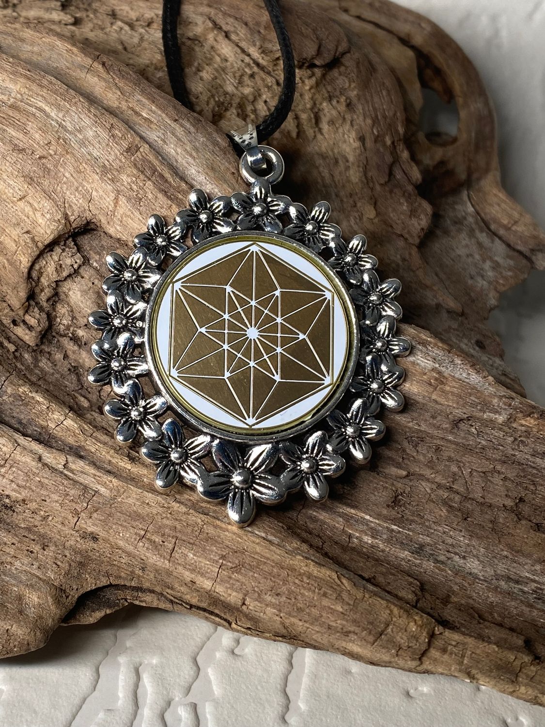 Amulett – silberfarben Blumenmuster mit Vector Equilibrium Symbol – Produktansicht 1