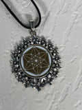 Amulett – silberfarben Blumenmuster mit Vector Equilibrium Symbol – Produktansicht 1