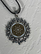 Amulett – silberfarben Blumenmuster mit Vector Equilibrium Symbol – Produktansicht 1
