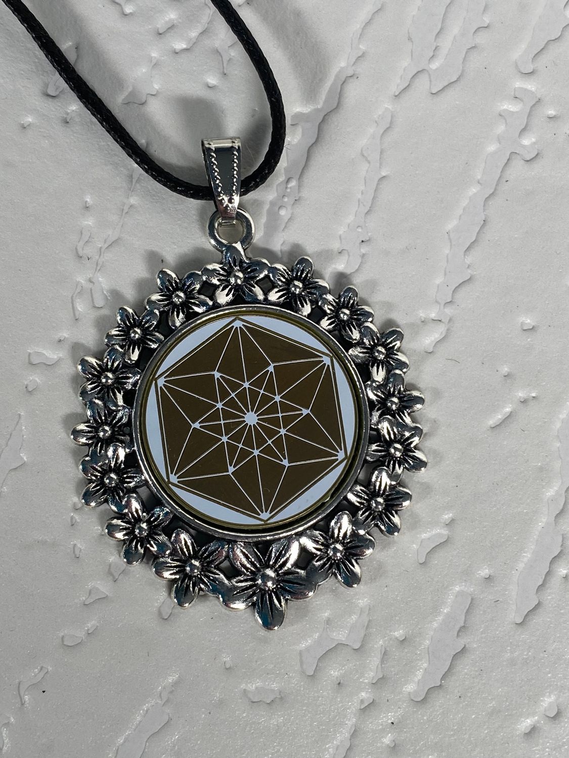 Amulett – silberfarben Blumenmuster mit Vector Equilibrium Symbol – Produktansicht 1
