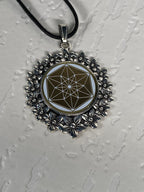 Amulett – silberfarben Blumenmuster mit Vector Equilibrium Symbol – Produktansicht 1