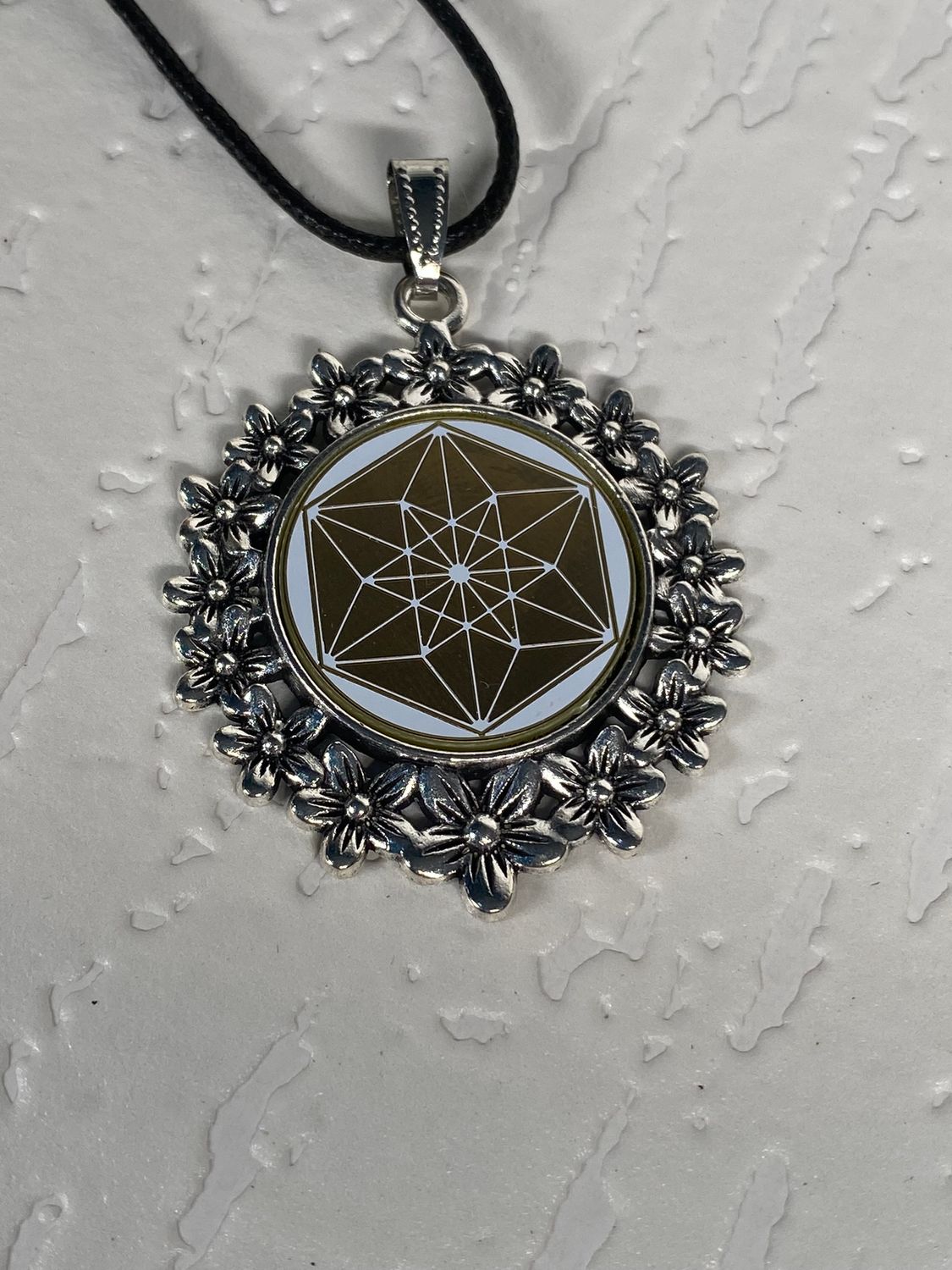 Amulett – silberfarben Blumenmuster mit Vector Equilibrium Symbol – Produktansicht 1