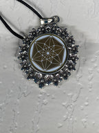 Amulett – silberfarben Blumenmuster mit Vector Equilibrium Symbol – Produktansicht 1