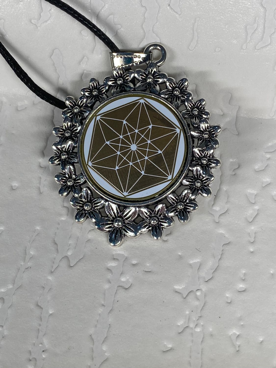 Amulett – silberfarben Blumenmuster mit Vector Equilibrium Symbol – Produktansicht 1