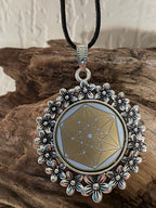 Amulett – silberfarben Blumenmuster mit Vector Equilibrium Symbol – Produktansicht 1