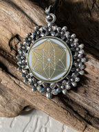 Amulett – silberfarben Blumenmuster mit Vector Equilibrium Symbol – Produktansicht 1